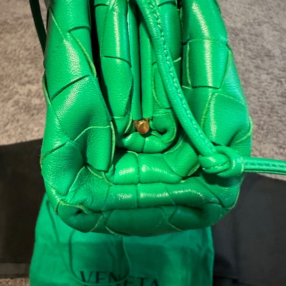 BOTTEGA VENETA…Mini Parrot Green Pouch… great Summer Bag!!! Still Available!!❤️ - Picture 3 of 6